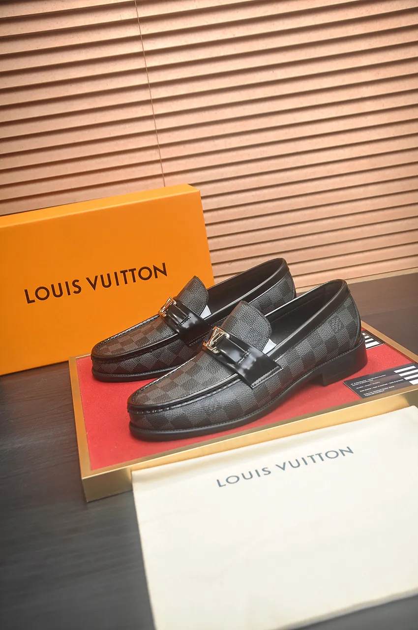 Men's men's shoes 💰540💶 [LV] (original single cowhide lining) 🍀LV's latest genuine leather business suit shoes are launched simultaneously on the official website. The first-layer cowhide imported from Italy is made of heavy gold, 💥official website 1:1 rubber outsole. Versatile to wear, high-end without losing class, and the color combination is extraordinary. This four-season style is alluring when worn on your feet, showing off your big-name flair. Standard code 39-45 (45 customized)